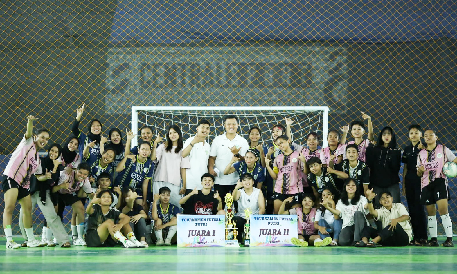 Adios FC Putri di Padang bertahan di tengah minimnya kompetisi sepak bola putri. Fokus ke futsal, mereka tetap mencetak prestasi meski terkendala finansial dan fasilitas.