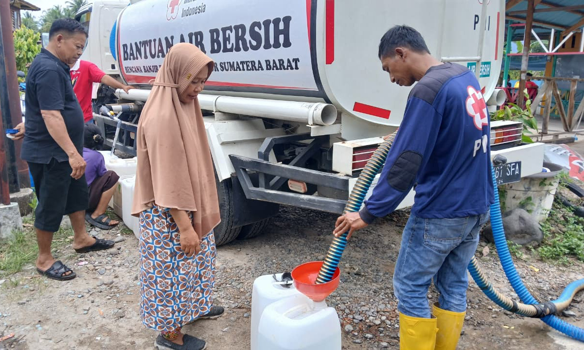 Warga Villa Tarok Padang krisis air bersih akibat irigasi Gunung Nago rusak. Antrean jerigen terjadi setiap hari, sementara sawah warga mulai kering dan terancam gagal panen.