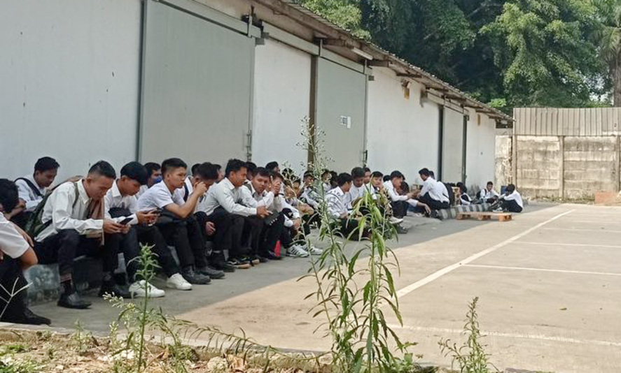Gen-Z di Kota Padang mengeluhkan sulitnya mencari kerja karena persaingan ketat, minim lowongan, dan dugaan nepotisme, menurut sejumlah pencari kerja muda.