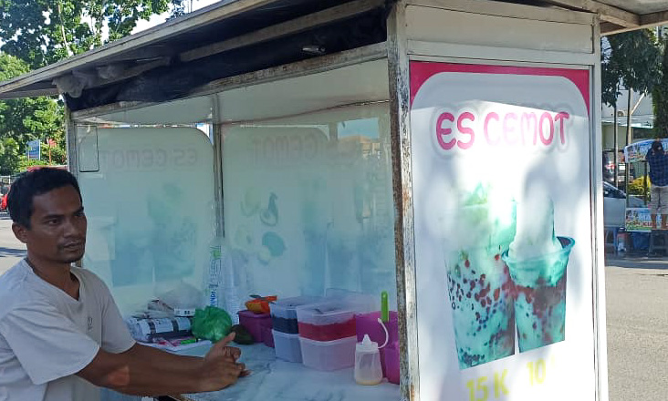 Penjual es cemot di Simpang Empat, Chandra Evendi, menceritakan perjalanan usahanya yang kini beromzet Rp400 ribu per hari setelah melalui banyak tantangan.
