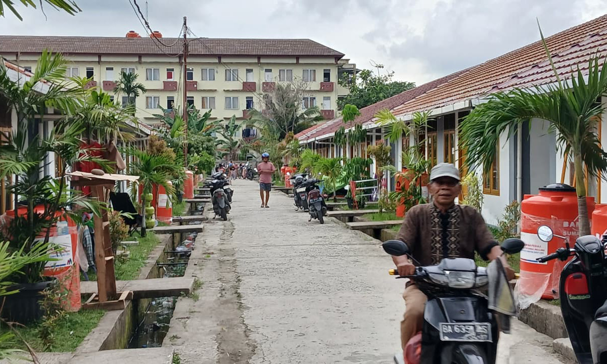 Sebanyak 80 KK korban galodo Padang tinggal di huntara Kampung Nelayan. Warga mengeluhkan hilangnya pekerjaan dan berharap program lanjutan pemerintah.