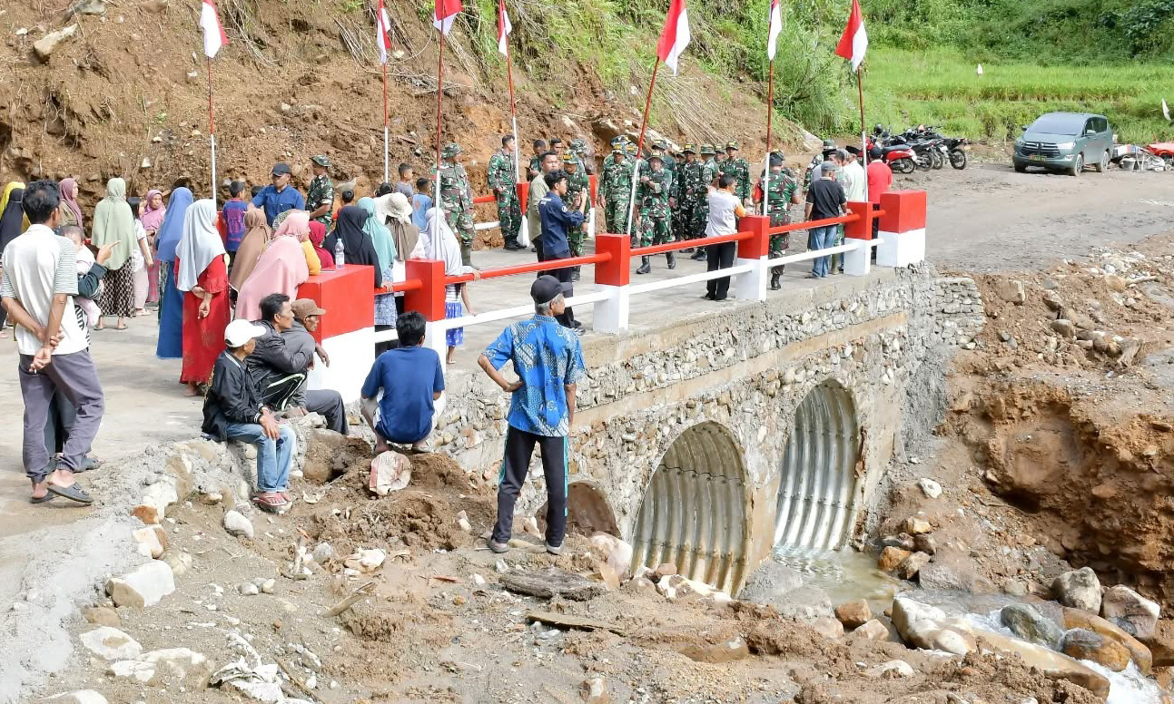 Jembatan Armco Malalak Utara kembali difungsikan setelah dua bulan terputus akibat banjir bandang, memulihkan akses vital warga di Kecamatan Malalak.