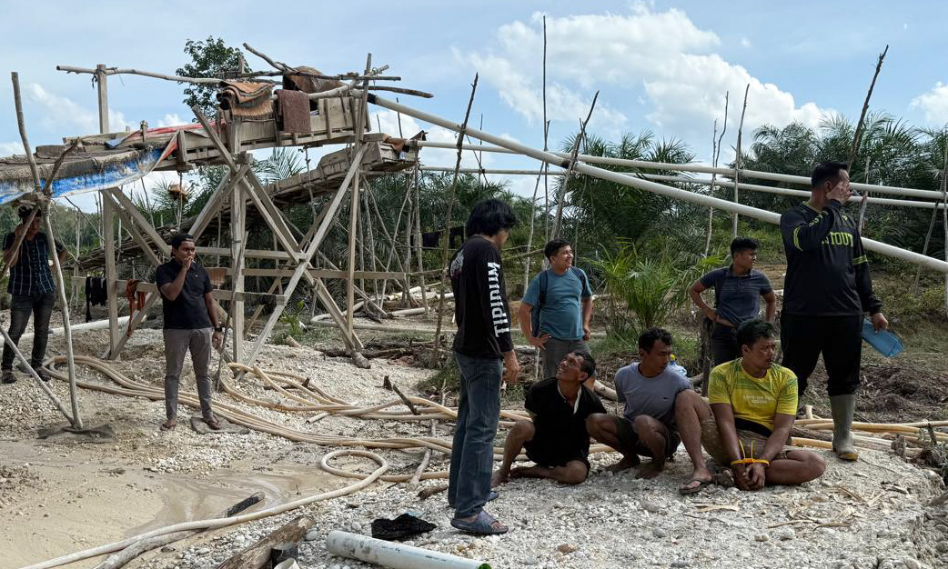 Polres Dharmasraya menangkap tiga pelaku PETI di Jorong Sungai Bungur, Padukuan, dan menyita sejumlah alat dompeng. Para pelaku terancam hukuman lima tahun.