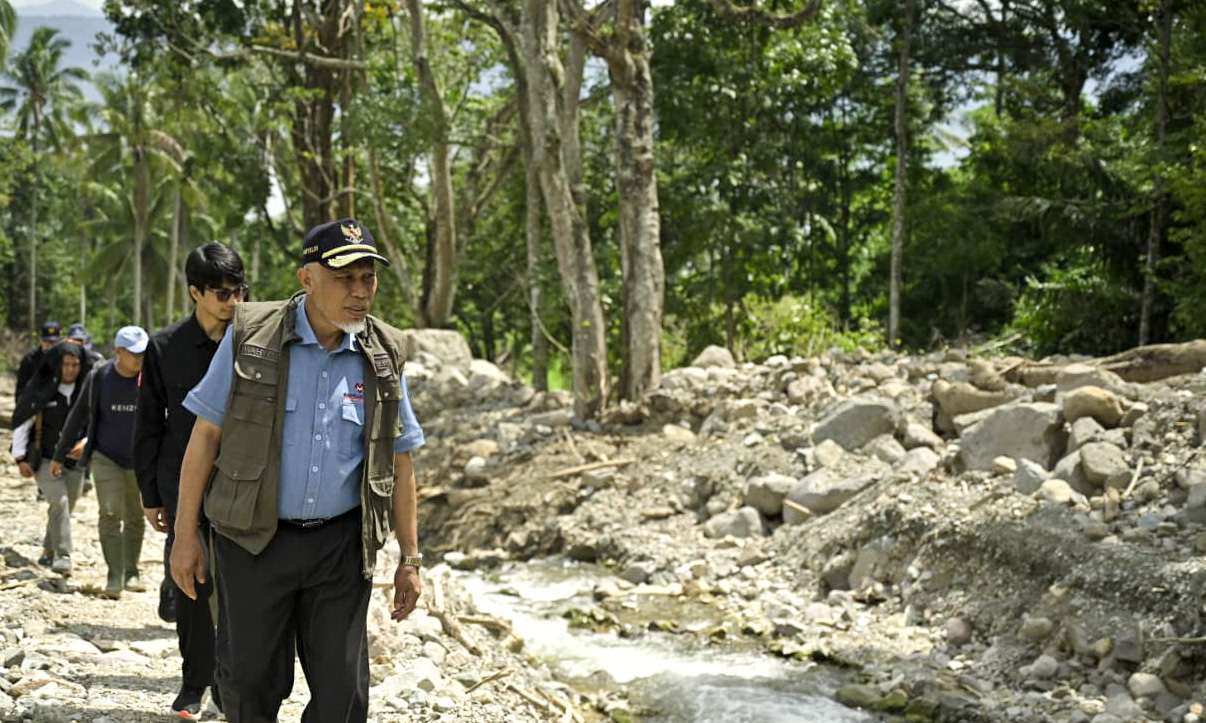 Gubernur Sumbar Mahyeldi datangi lokasi gotong royong membersihkan Irigasi Banda Gadang dari sedimen, di Gunung Talang, Sabtu (17/1/2026).