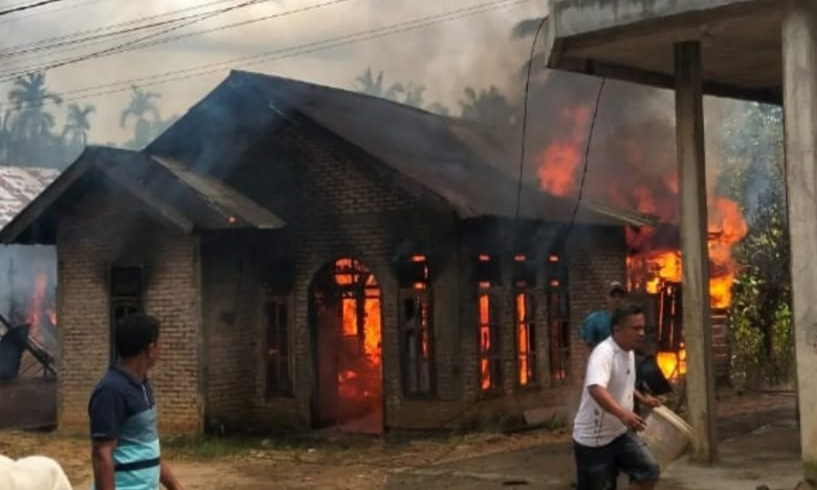 Dua rumah warga di Simpang Tonang Selatan, Pasaman, hangus terbakar pada Sabtu siang. Damkar mencatat kerugian Rp120 juta dan dugaan awal korsleting listrik.