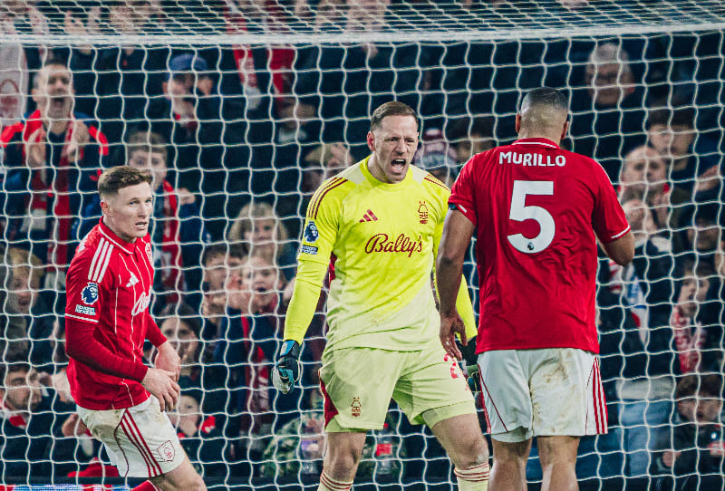 Reaksi Matz Sels usai mengamankan gawang Nottingham Forest dari peluang Declan Rice dalam laga kontra Arsenal. (Foto: X @NFFC)
