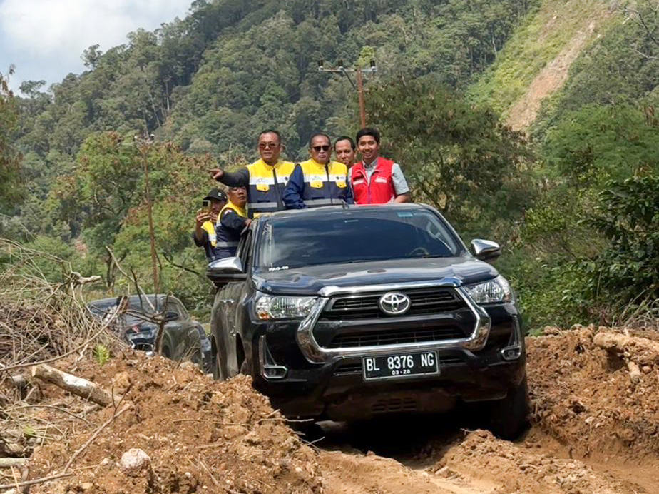 Distribusi ke wilayah terisolasi, seperti Desa Uning Mas di Kecamatan Pintu Rime Gayo, dilakukan dengan sistem estafet menggunakan kendaraan double cabin 4x4, serta jerigen dan drum.