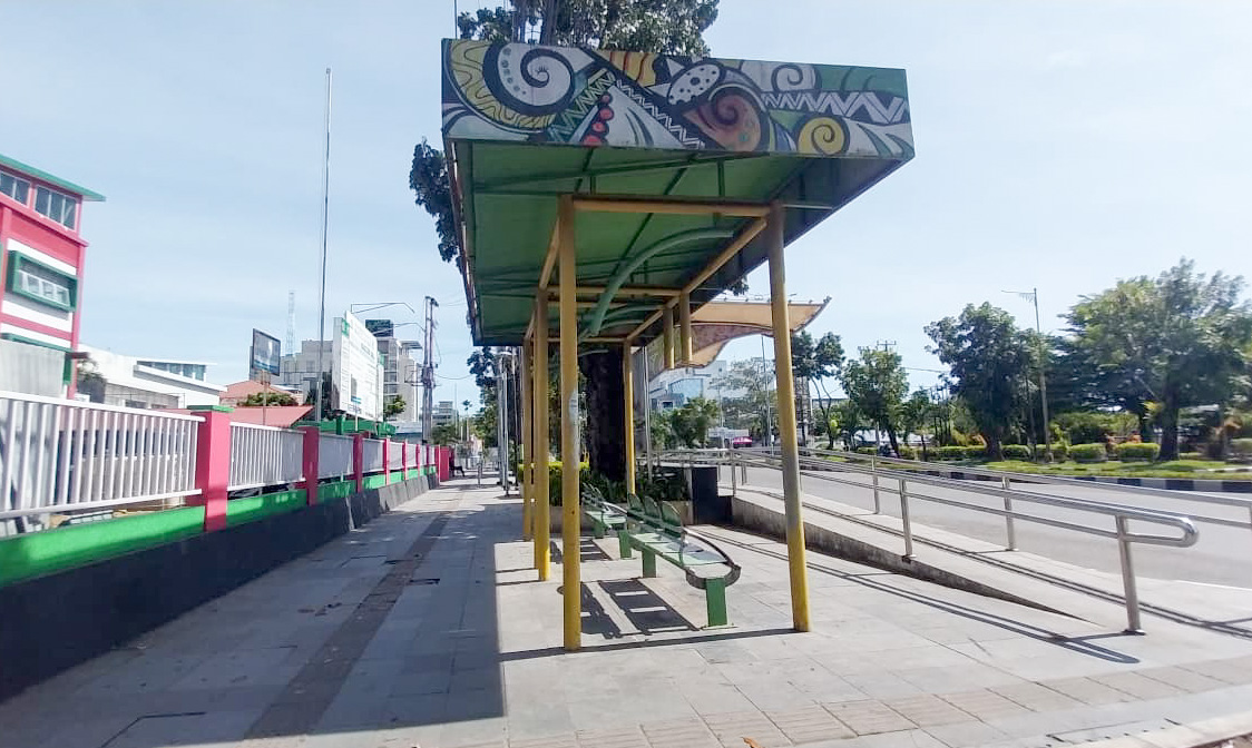 Trotoar baru Khatib Sulaiman dinilai lebih luas, inklusif, dan nyaman. Warga mengapresiasi fasilitas lengkap namun berharap vandalisme dapat ditekan. (Foto: Mengki Kurniawan/Padeks)