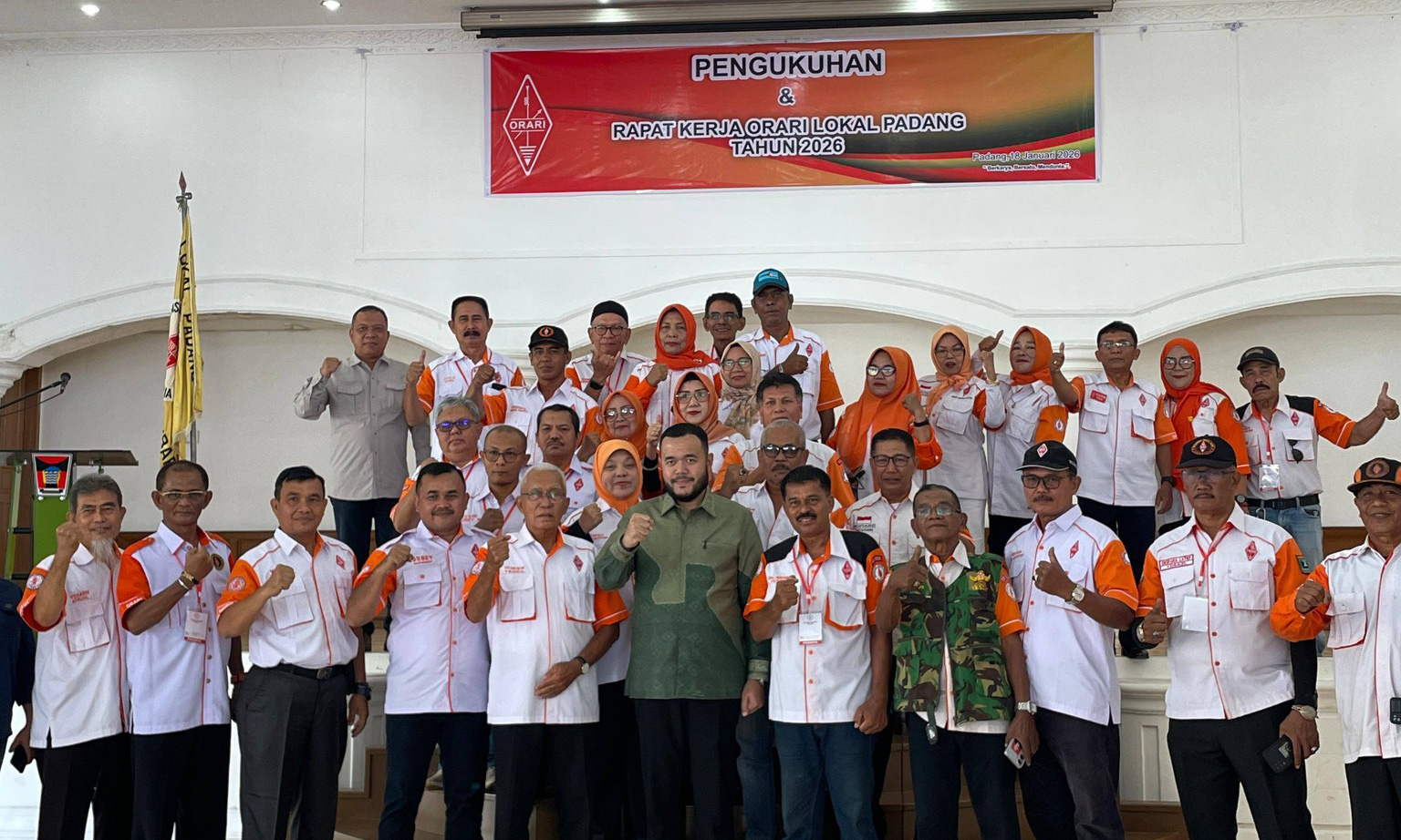 Wali Kota Padang Fadly Amran kukuhkan ORARI 2025&ndash;2028 dan menegaskan peran radio amatir sebagai komunikasi cadangan utama saat bencana di Kota Padang.