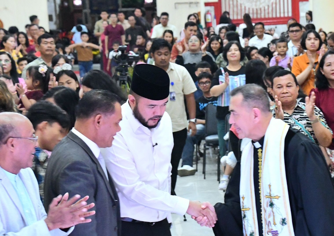 Wali Kota Padang Fadly Amran tinjau Perayaan Natal PGIW Sumbar di GOR HBT, tunjukkan komitmen menjaga toleransi antarumat beragama.(Foto: Prokopim)
