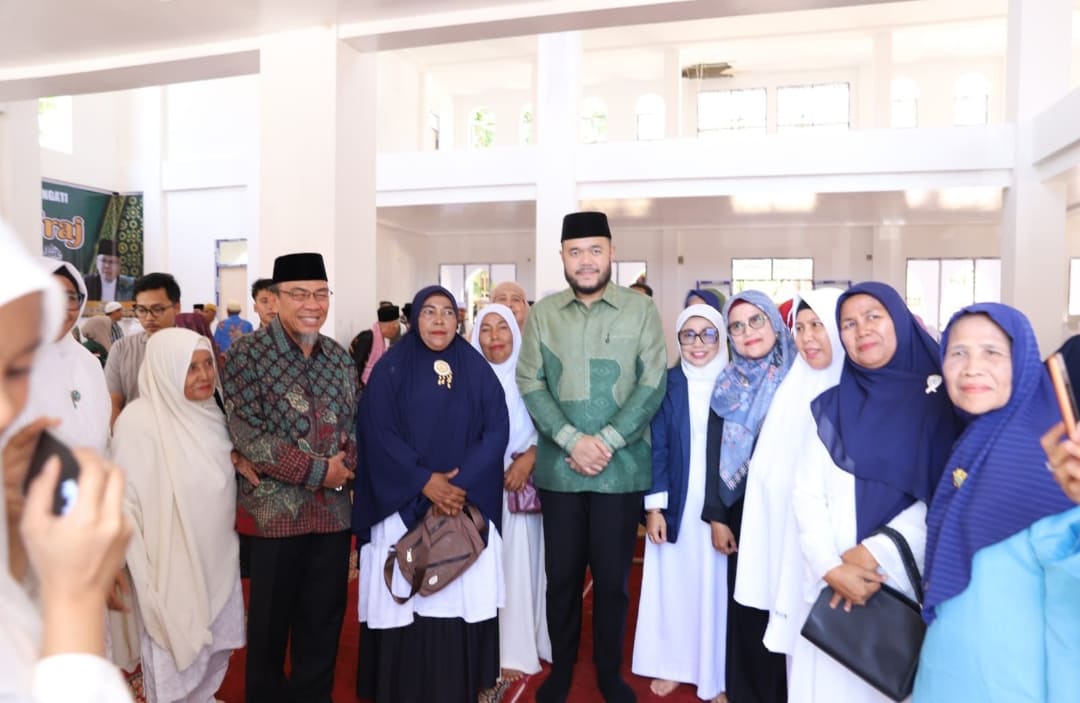 Wali Kota Padang, Fadly Amran, bersama Wakil Wali Kota Padang, Maigus Nasir, di Pondok Pesantren Darul Ulum, Koto Tangah, Minggu (18/1). (Foto: Prokopim)