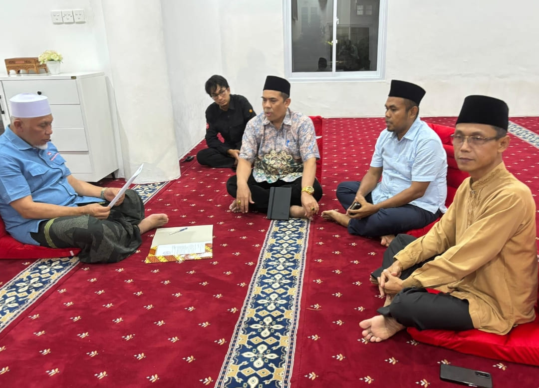 Plt Kepala Kanwil Kementerian Haji dan Umrah Sumbar, M. Rifki koordinasi dengan Gubernur Mahyeldi terkait persiapan seleksi Petugas Haji Daerah di Istana Gubernur.(Foto: Humas Kemenhaj Sumbar)