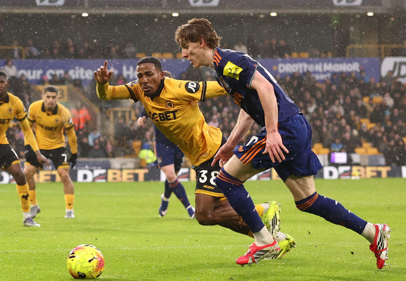 Para pemain Wolves dan Newcastle berebut bola di tengah lapangan dalam kondisi hujan lebat di Molineux.(Foto: @NUFC)