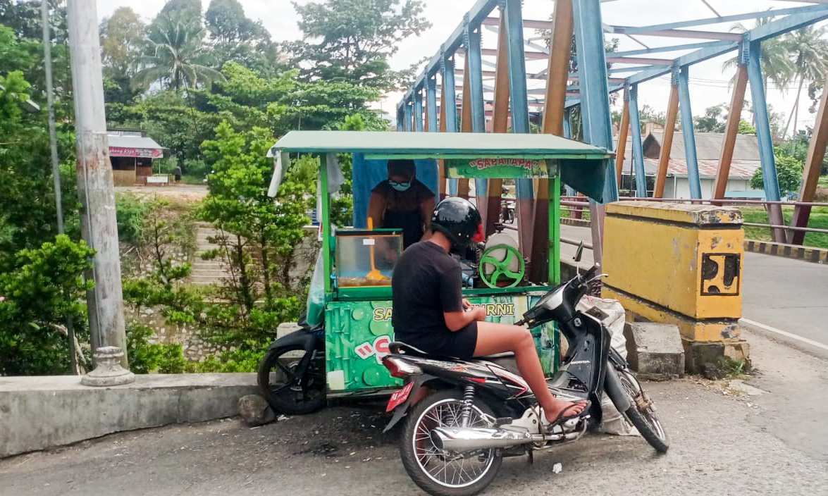 Normalisasi Batang Agam di Payakumbuh berdampak pada ekonomi warga. Pedagang tebu Anton meraup omzet Rp300 ribu per hari dari ramainya pengunjung kawasan. (Foto: Irfan/Padeks)