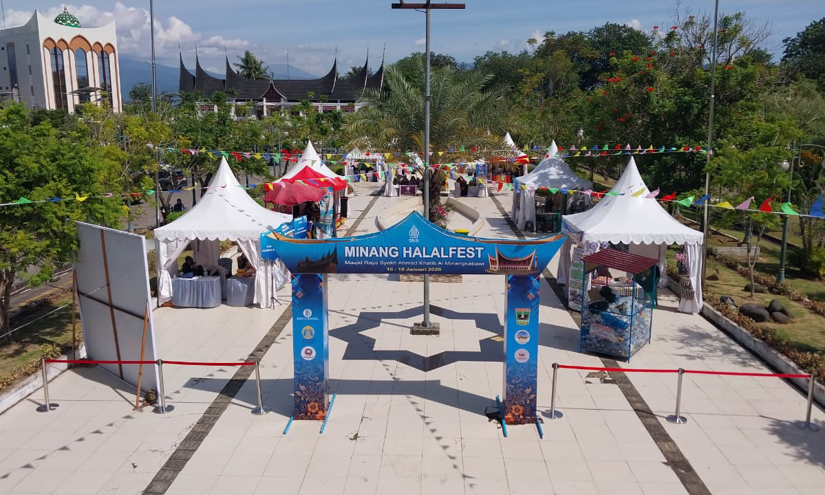 Minang Halal Fest 2026 di halaman Masjid Raya Syekh Ahmad Khatib Al-Minangkabawi, berakhir Minggu (18/1/2026). (Foto: Mengki Kurniawan/Padeks)