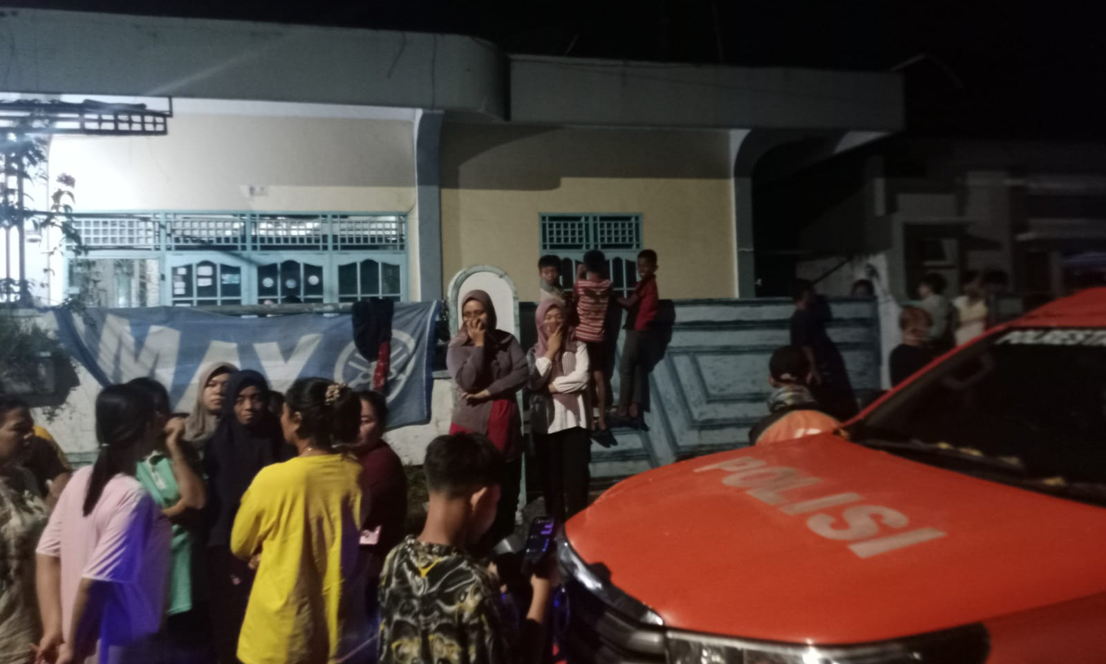 Penemuan wanita 44 tahun di Andalas, Padang Timur, menggegerkan warga. Polisi lakukan olah TKP dan evakuasi jenazah untuk visum.