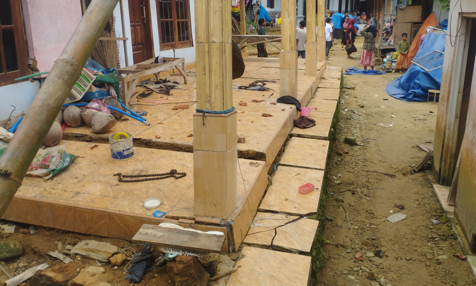 Rumah warga yang rusak akibat pergerakan tanah di Desa Sana Daja, Kecamatan Pasean, Jawa Timur, Sabtu (17/1/2026).