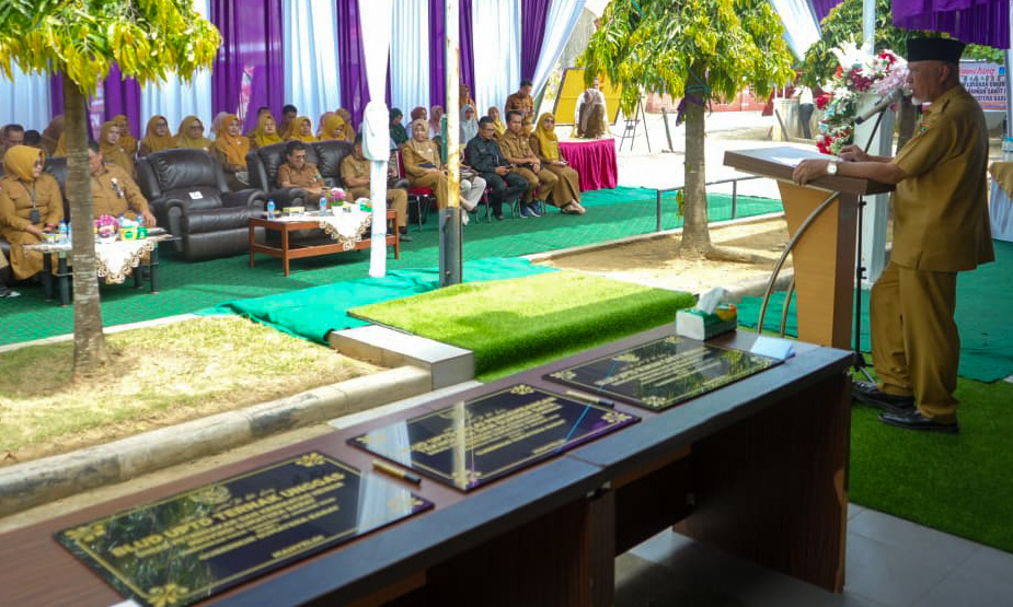 Gubernur Mahyeldi resmikan BLUD di tiga UPTD peternakan Sumbar untuk tingkatkan layanan publik, digitalisasi, dan kinerja sektor peternakan serta kesehatan hewan.
