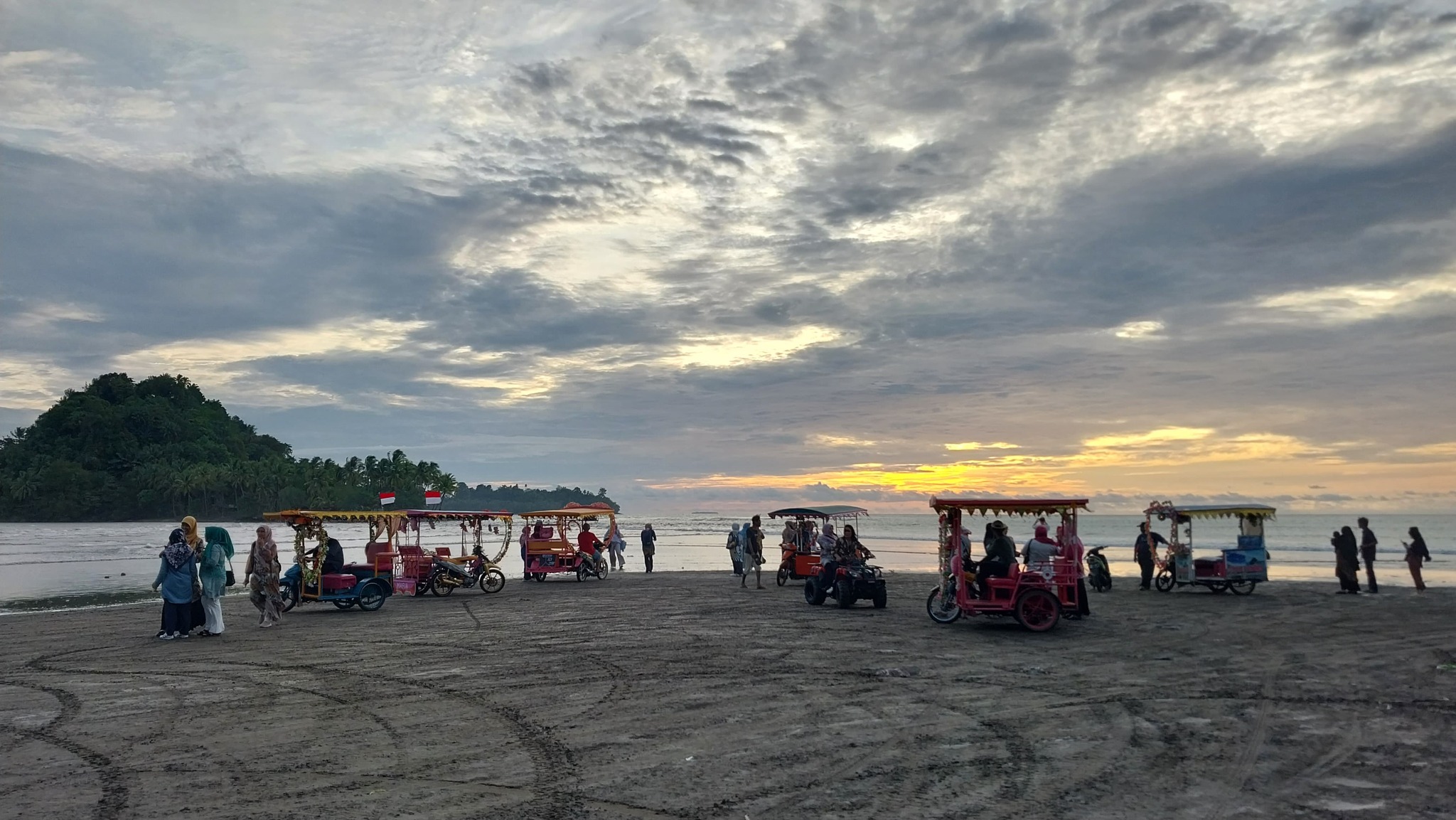 Sejumlah wisatawan menikmati liburan di Pantai Airmanis Padang.