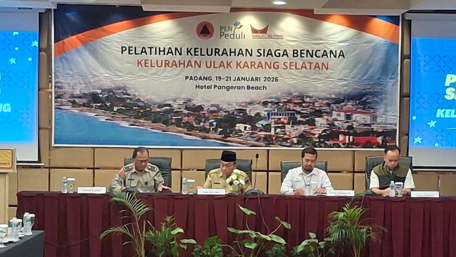 Wakil Wali Kota Padang Maigus Nasir membuka Pelatihan KSB di Hotel Pangeran Beach, Senin (19/1/2026).