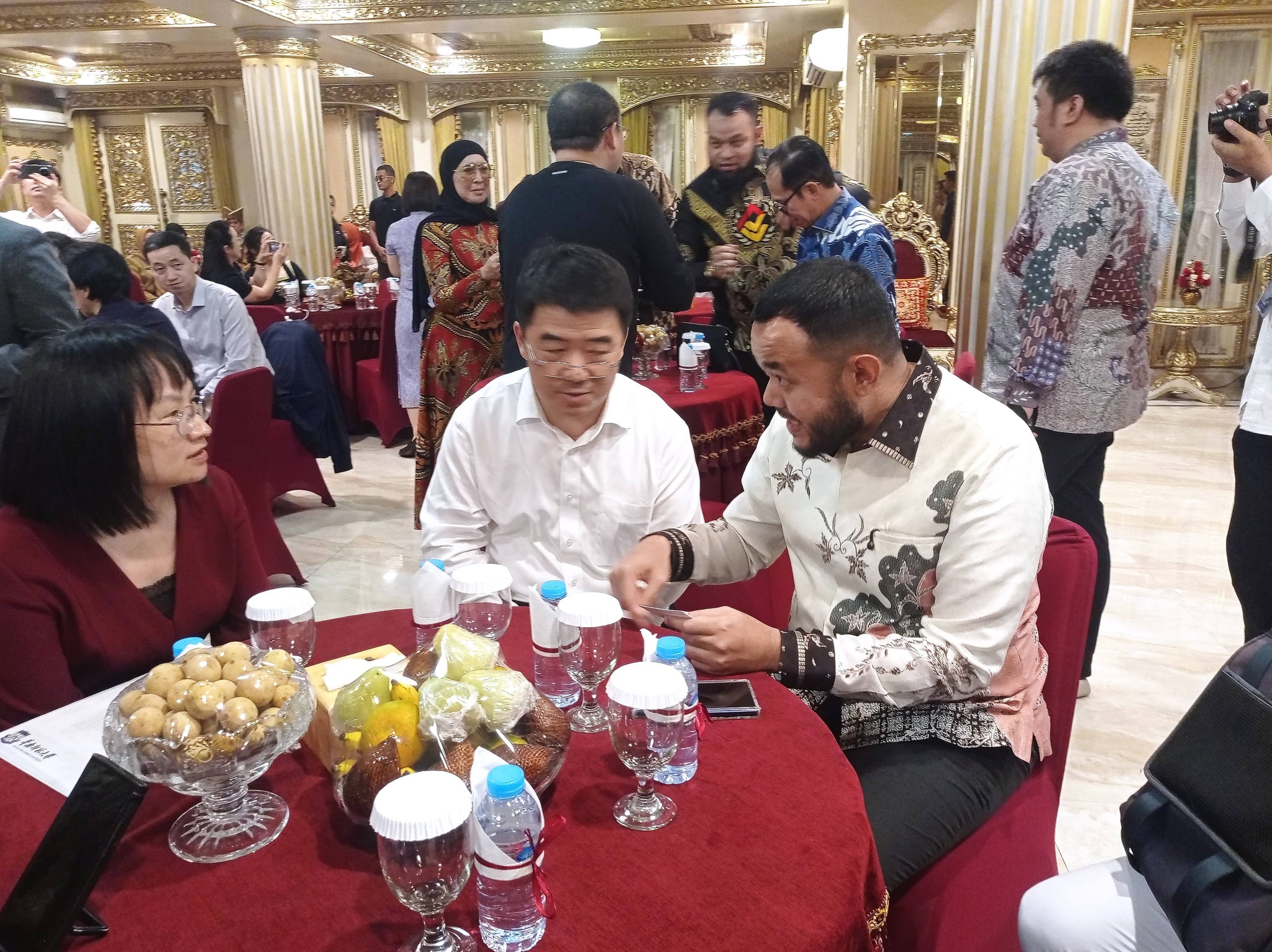 Wali Kota Padang, Fadly Amran saat menyambut kunjungan delegasi dari Provinsi Guangdong, Tiongkok, di Rumah Gadang Baiturrahmah, Senin (19/1/2026) malam. (Foto: Diskominfo Padang)