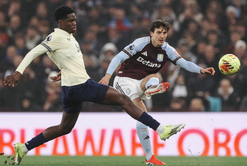 Aksi pemain Aston Villa dan Everton di babak pertama Premier League 2026, skor sementara 0-0. (Foto: X @AVFCOfficial)