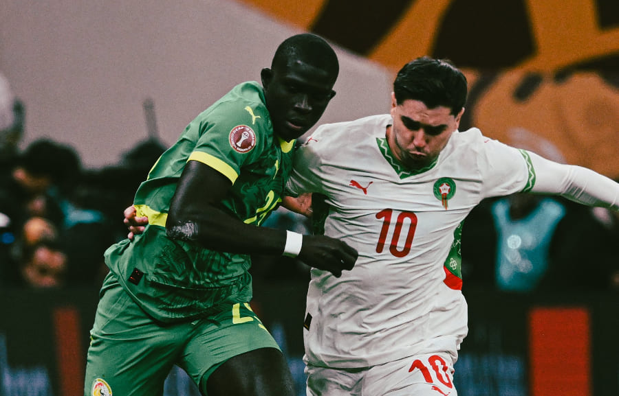 Bintang Maroko, Brahim D&iacute;az duel dengan pemain Senegal dalam Final AFCON 2025 di Prince Moulay Abdellah Stadium.(Foto: X @CAF_Online)