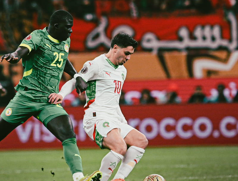 Brahim Diaz (Maroko) menghadapi tekanan pertahanan Senegal selama final AFCON 2025 di Stade Prince Moulay Abdellah, Rabat. (Foto: X @CAF_Online)