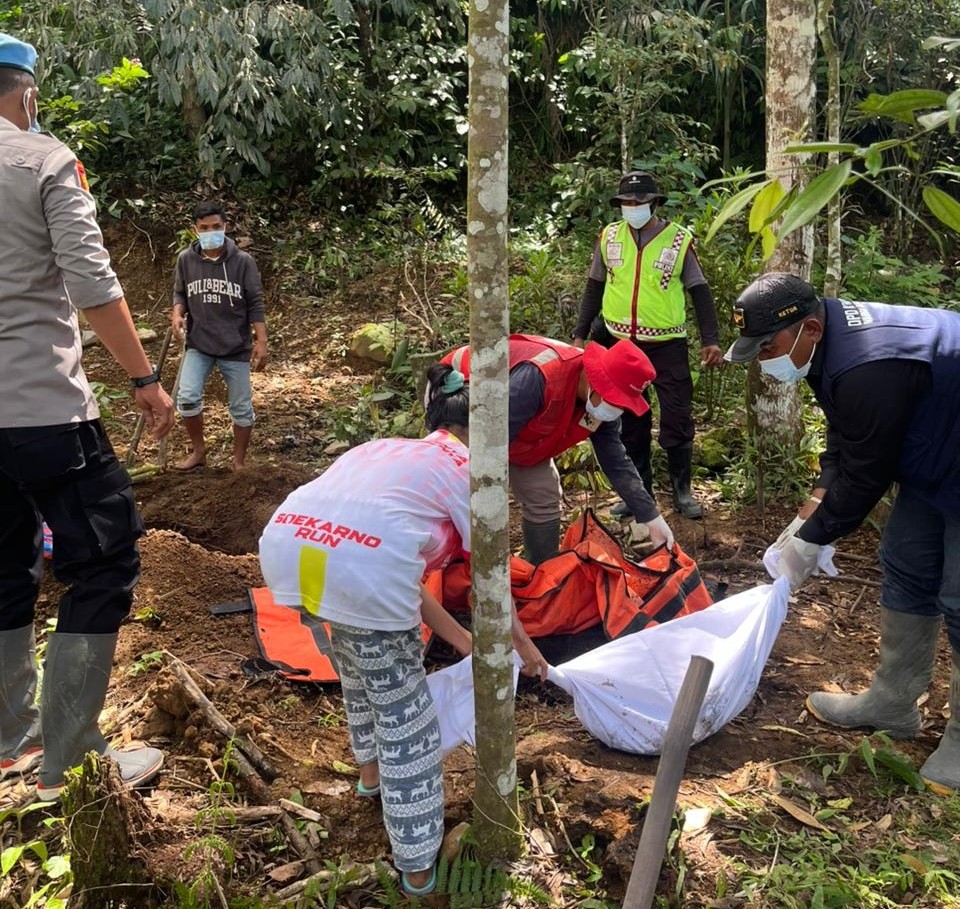 Tim gabungan bersama warga saat mengevakuasi jasad bayi laki-laki korban galodo di Toboh, Malalak Timur, Kecamatan Malalak, Agam, Minggu (18/1).