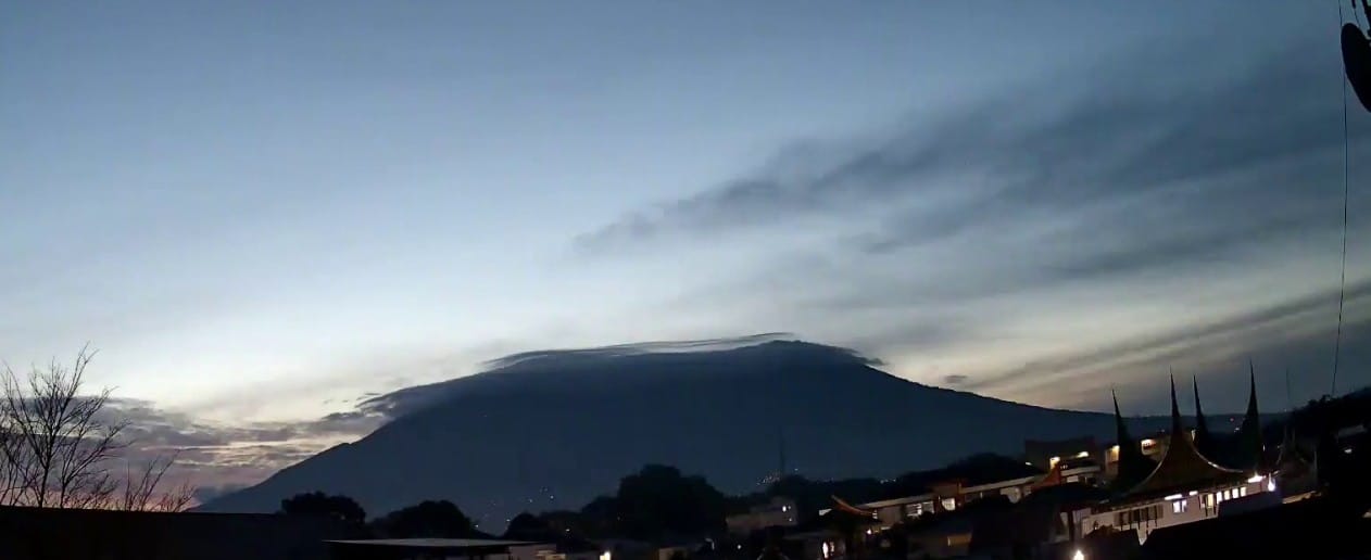 Pemandangan Gunung Marapi dilihat dari Kota Bukittinggi, Senin (19/1/2026)