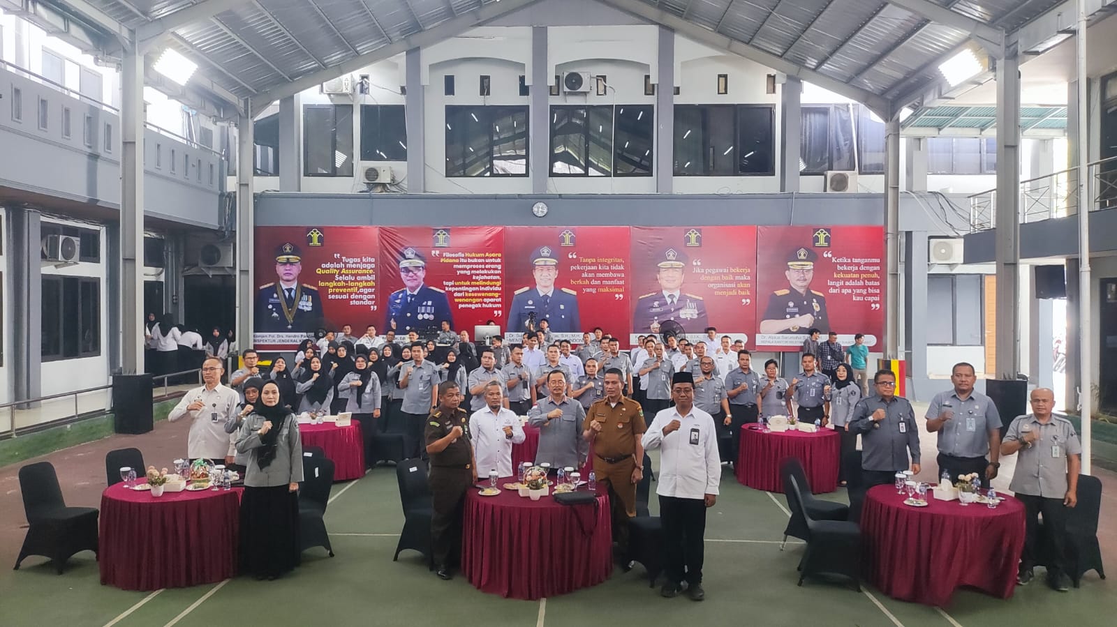 Kemenkum Sumbar laksanakan Penandatanganan Komitmen Bersama Pembangunan Zona Integritas demi mewujudkan pelayanan yang berkualitas dan dipercaya masyarakat, Senin (19/1/2026).