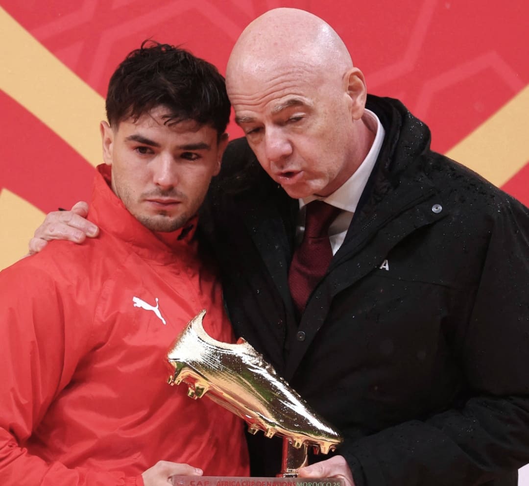 Brahim D&iacute;az menerima penghargaan Golden Boot AFCON 2025 yang diserahkan Presiden FIFA, Gianni Infantino. (Foto: X/ Fabrizio Romano)