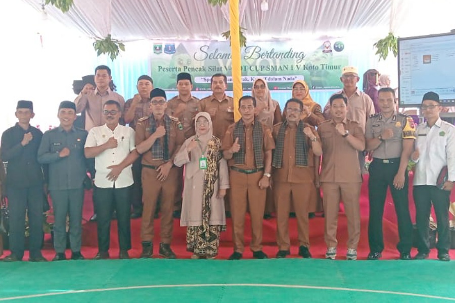 Kepala SMAN 1 V Koto Timur bersama Kacabdin Wilayah II, Camat V Koto Timur, Komite Sekolah, Wali Nagari dan para tamu undangan lainnya saat pembukaan V-COT Cup, Senin (19/1/2026). (Aris/Padeks)