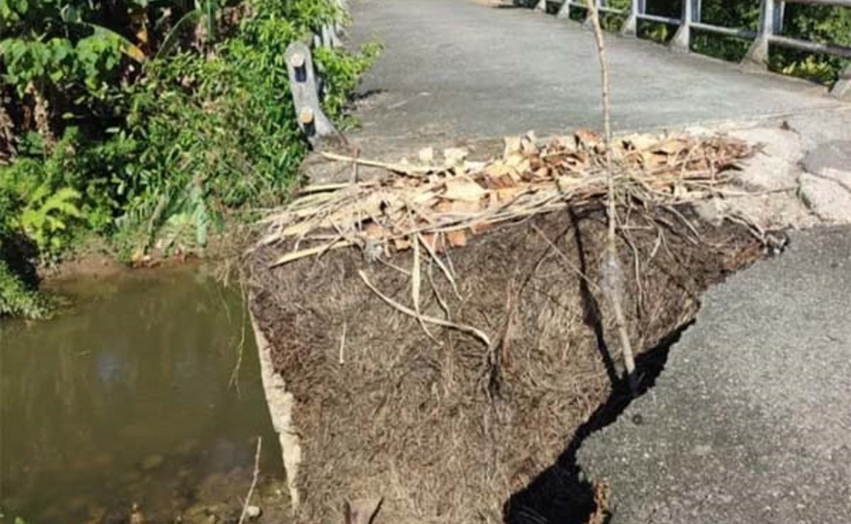 Kondisi Jembatan Sawah Rawang di Nagari Campago Barat yang sudah mengalami kerusakan berat akibat diterjang banjir berkali-kali.