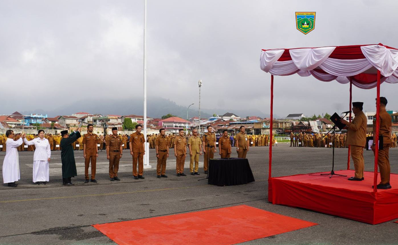 Wali Kota Padangpanjang Hendri Arnis melantik pejabat eselon II, III, IV dan 1.113 P3K di apel perdana Januari 2026.