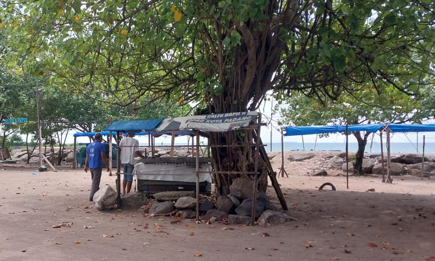 Kawasan Purus Pantai Padang sepi usai banjir bandang, pedagang tutup karena pendapatan turun drastis. Wisatawan beralih ke Tugu IORA dan Masjid Al Hakim. (Foto: Mengki Kurniawan/Padeks)