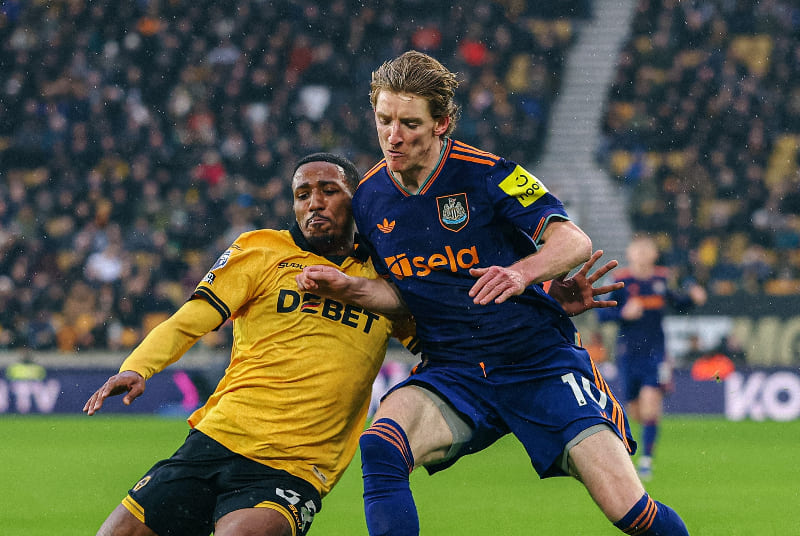 Pemain Newcastle dan Wolves berebut bola dalam duel fisik di pertandingan Premier League 2026.(Foto: X @Wolves)