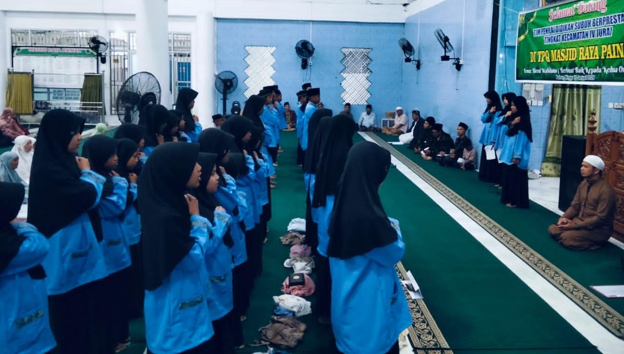Para santri TPQ Masjid Raya Painan saat tampil pada penilaian didikan subuh berprestasi tahun 2026, kemarin.