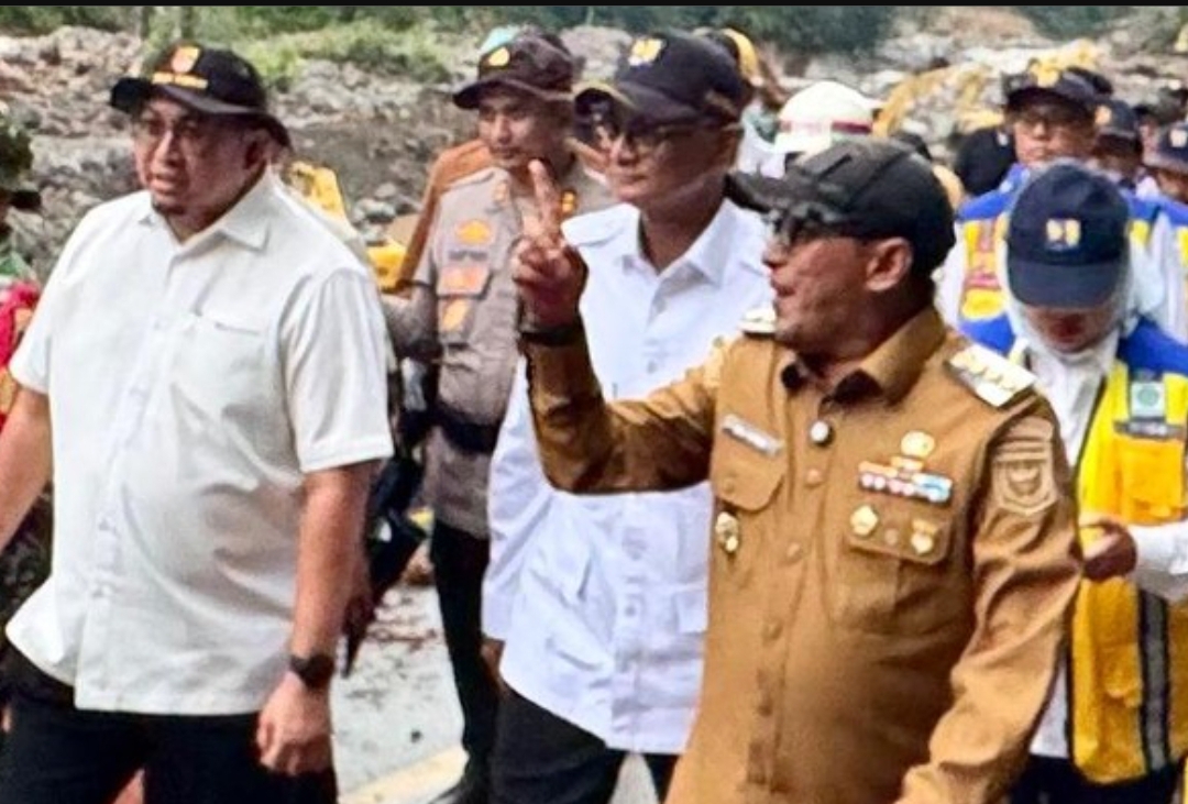 Menteri PU Dody Hanggodo bersama Wakil Ketua Komisi VI DPR Andre Rosiade dan Bupati Tanahdatar Eka Putra, saat meninjau dampak banjir bandang di Lembah Anai, Senin (8/12/2025) lalu.(Foto: IST)