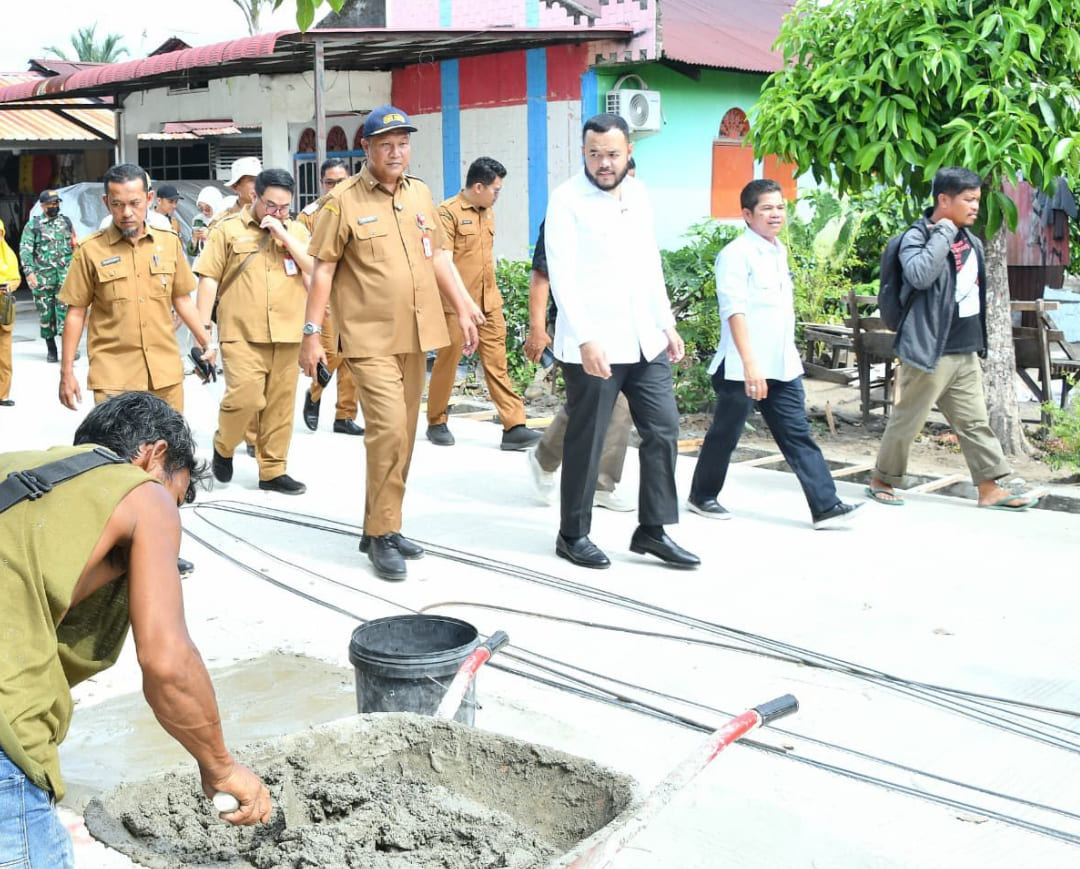 Wali Kota Padang Fadly Amran meninjau progres penataan kawasan kumuh Pasia Nan Tigo yang mencakup pembangunan jalan, drainase, sanitasi, dan rehabilitasi rumah warga.(Foto: Prokopim)