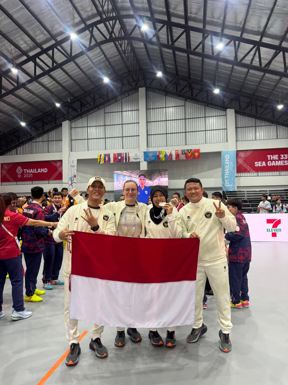 Zikrha Dwi Putri  berfoto dengan rekannya di Thailand usai menerima medali perak di SEA Games 2025.