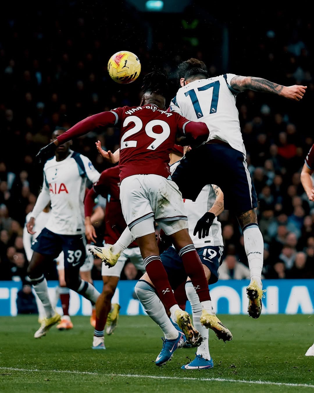 Pemain belakang Tottenham Hotspur Cristian Romero berjibaku mempertahankan daerah gawangnya saat laga derbi London melawan West Ham United di Tottenham Hotspur Stadium kemarin (18/1).