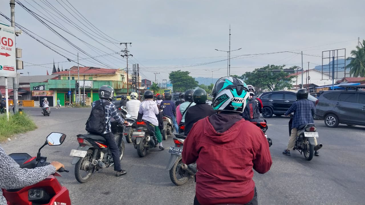 Pengendara yang terpantau menerobos lampu merah di Jalan Baypass, Kota Padang, Senin (19/1/2026).