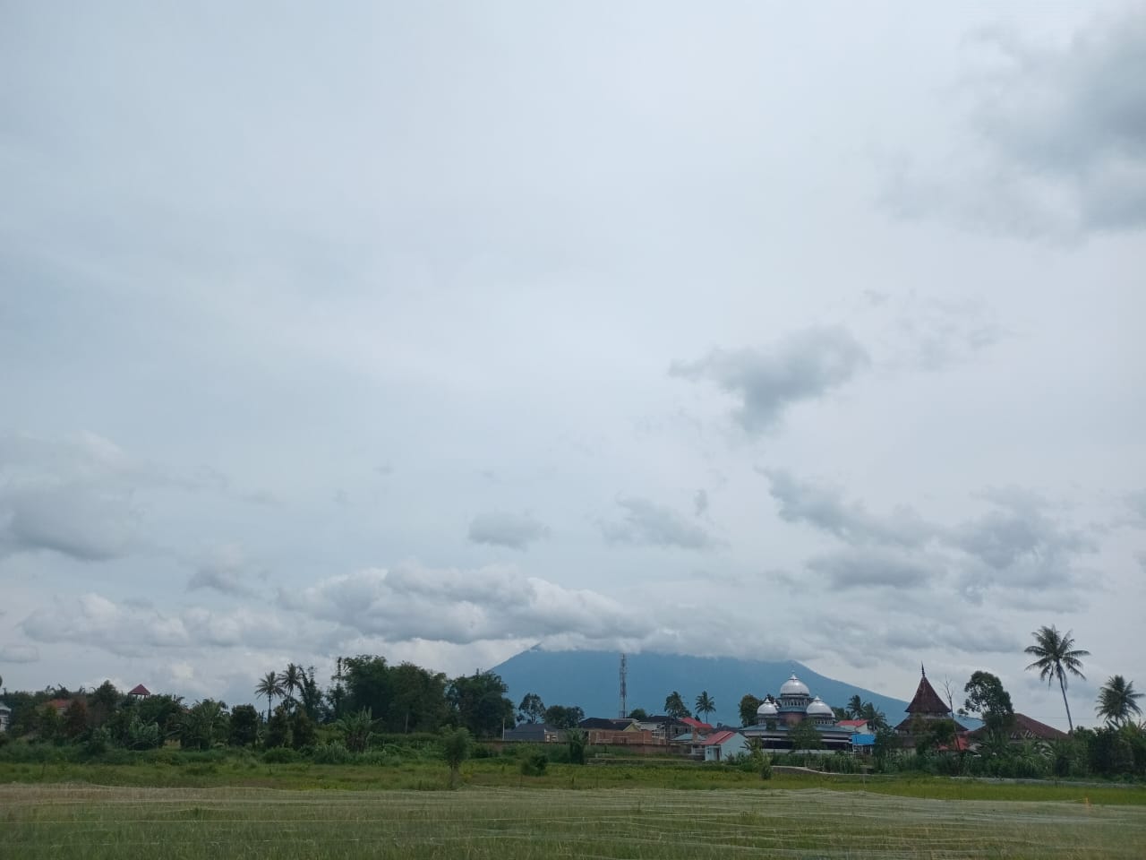 Kondisi terkini Gunung Marapi dilihat dari Bukittinggi, Senin, (19/1/2026).