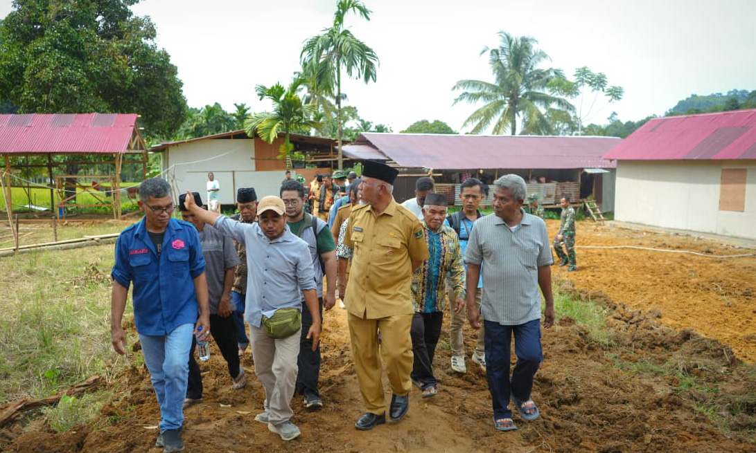Gubernur Mahyeldi apresiasi gotong royong warga Kampung Talang bangun huntara dan Surau Bambu Talang pascagalodo Padang.