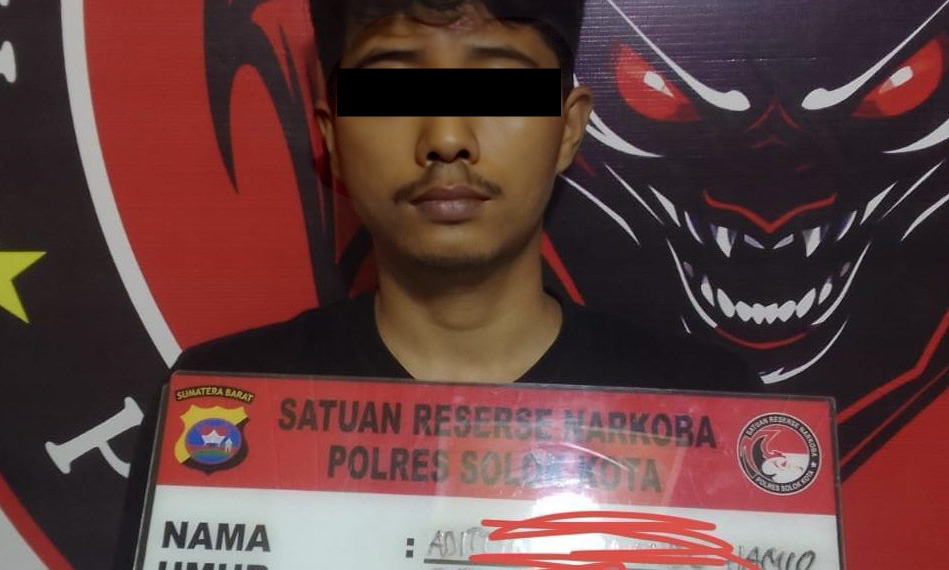 Polres Solok Kota menangkap AFH (25) di Jalan A Yani dengan dua paket sabu, motor, dan ponsel sebagai barang bukti.