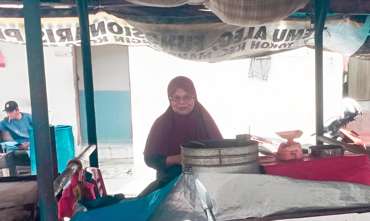 Kopi racikan pedagang Pasar Ibuh Payakumbuh tetap jadi pemasok warkop modern. Iros menjaga rasa kopi selama 20 tahun tanpa branding digital. (Foto: Irfan/Padeks)