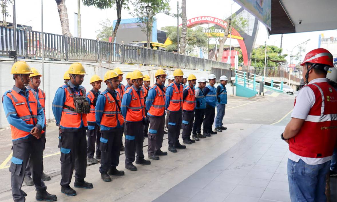 PLN UID Sumbar melepas 15 relawan Batch 3 untuk dukung pekerjaan kelistrikan di Aceh. Ajrun Karim tekankan budaya K3, soliditas tim, dan tugas jaga keandalan listrik.