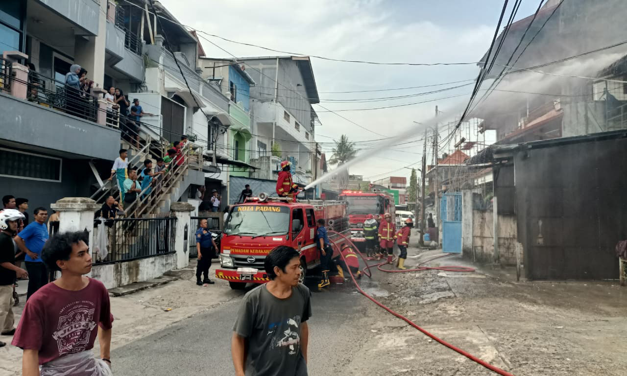 Gudang ikan di Padang Barat terbakar pada 19 Januari 2026. Damkar kerahkan 6 armada dan 80 personel, kerugian Rp600 juta tanpa korban jiwa.