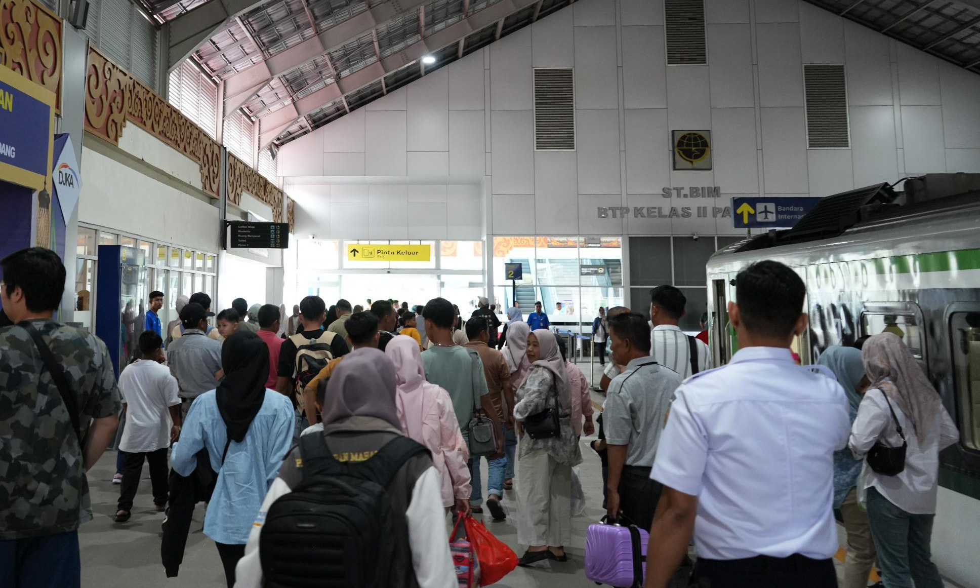 KAI Divre II Sumbar catat 21.000 penumpang pada libur Isra Mi&rsquo;raj 2026. Stasiun Padang jadi yang tersibuk. Okupansi capai 102,46%. Layanan KA lokal ditingkatkan.